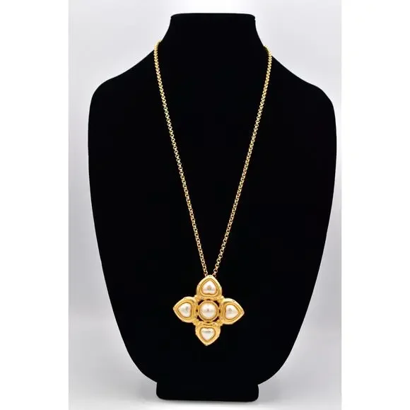 Givenchy Vintage Heart Pearl Necklace Pearl Brushed Gold Signed 80s 1980s BinBN - Picture 2 of 12